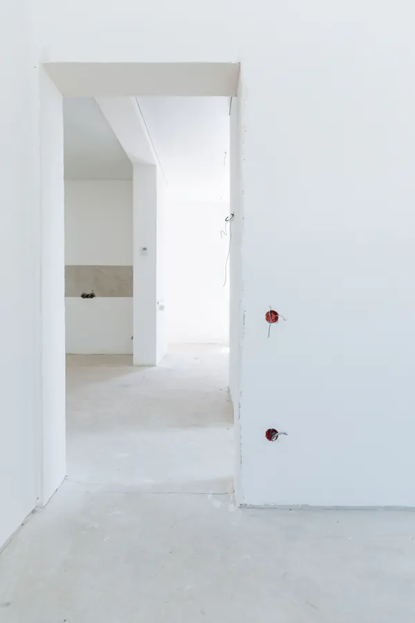 Glad gestucte muren in een nieuwbouwwoning, sausklaar opgeleverd